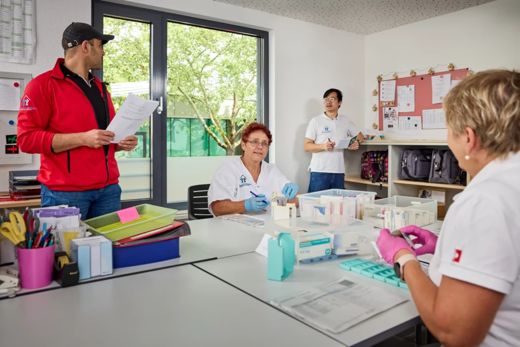 Pflegekräfte besprechen sich im Büro – Teammeeting zur Einsatzplanung