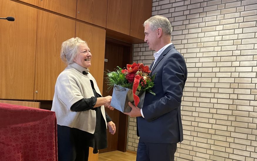 Geschäftsführer Thomas Schickle (re.) dankt den langjährigen Beschäftigten